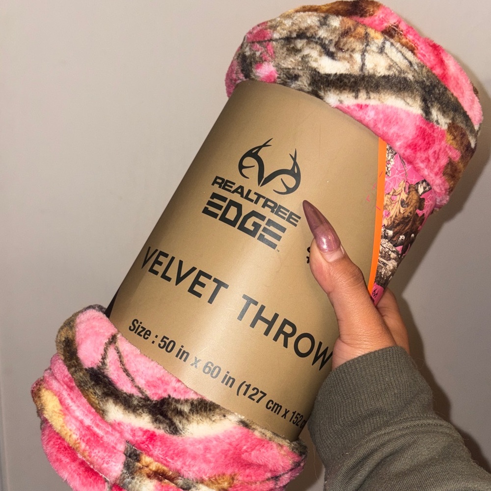 Realtree Velvet Throw Blanket in Pink and Brown Camo